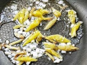 放野山椒段煸炒出味。