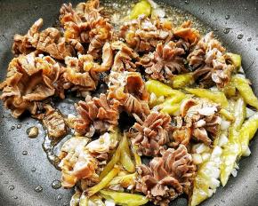 倒入鸡胗花翻炒一下。