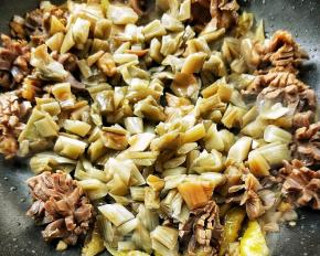 倒入芋荷翻炒。