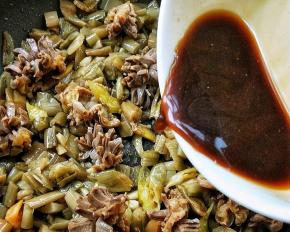 倒入调味汁，翻炒一会让鸡胗芋荷充分吸收入味。