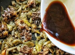 倒入调味汁，翻炒一会让鸡胗芋荷充分吸收入味。