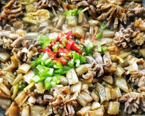 加朝天椒，青椒粒。