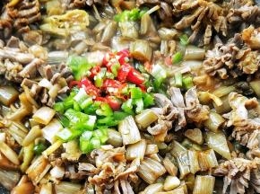 加朝天椒，青椒粒。