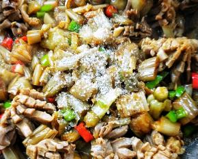 撒一点白糖，关火。