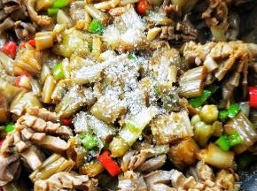 撒一点白糖，关火。