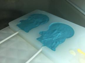 放入冰箱冷藏5-10分钟，不用很长时间的，我就是冰太久结果表面都有冰霜了，呜呜……