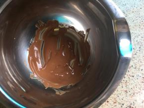 巧克力隔温水融化，搅拌顺滑