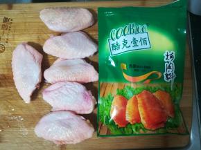 准备好鸡翅和酷克壹佰