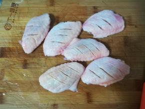 用刀把鸡翅表皮划上几刀