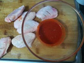 准备适量的腌料，稍微加一点水，搅拌均匀。