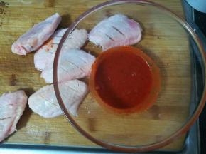 准备适量的腌料，稍微加一点水，搅拌均匀。