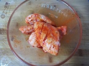 放入鸡翅，均匀的裹上腌料。