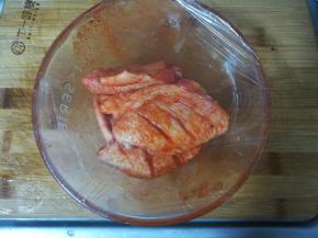 封上保鲜膜，放入冰箱冷藏三小时，入味。