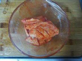 封上保鲜膜，放入冰箱冷藏三小时，入味。