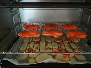 把鸡翅放入烤箱。上下火200℃，烤十分钟后，翻面继续烤十五分钟。最后刷上蜂蜜水，烤五分钟。即可。