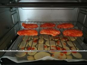 把鸡翅放入烤箱。上下火200℃，烤十分钟后，翻面继续烤十五分钟。最后刷上蜂蜜水，烤五分钟。即可。