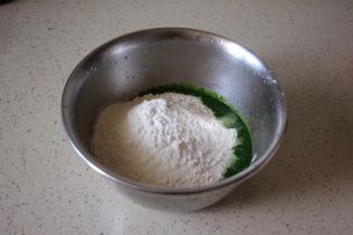 5:加入500克普通面粉（中粉）和2克盐