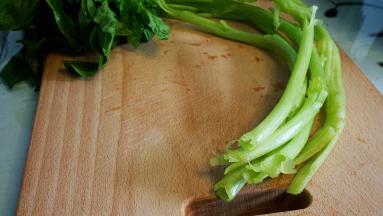 长梗菠菜洗净，控水