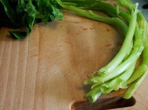 长梗菠菜洗净，控水
