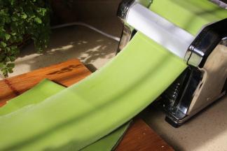 9:压面机调到4档来回压几次就可以了