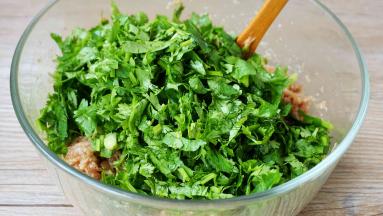 香菜加入肉馅中