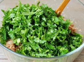 香菜加入肉馅中