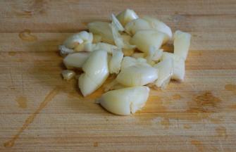 蒜瓣儿用刀拍碎