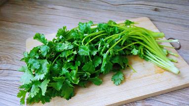 香菜洗净，控水，切碎丁