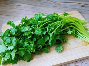 香菜洗净，控水，切碎丁