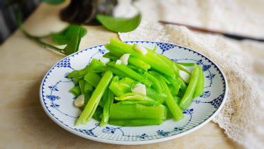 一到爽脆可口的清炒菠菜梗就做好了