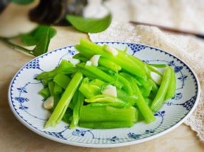 一到爽脆可口的清炒菠菜梗就做好了