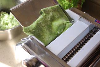 8:叮～叮～压面机登场，压面机调到一档，将醒发好的面絮压过去，会得到很多面片，把面片叠起来重复压～直到得到比较规则的面片