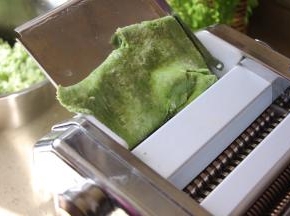 8:叮～叮～压面机登场，压面机调到一档，将醒发好的面絮压过去，会得到很多面片，把面片叠起来重复压～直到得到比较规则的面片