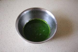4:讲打碎的菠菜汁倒入盆里