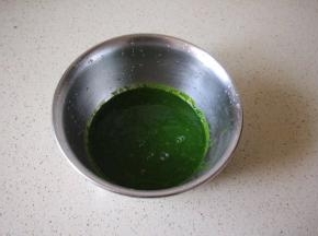 4:讲打碎的菠菜汁倒入盆里