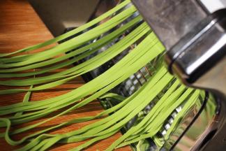 10:把压面机调到切割档，粗细根据自己喜好选择～把面片放进去～漂亮的面条就出来了～～