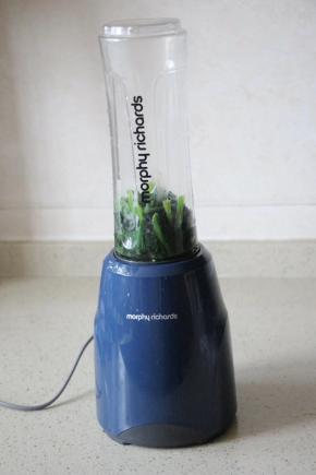 3:焯过水的菠菜加少许水放入料理机打碎  尽量打细腻一些