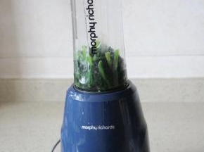 3:焯过水的菠菜加少许水放入料理机打碎  尽量打细腻一些