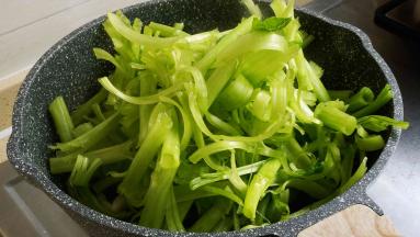 加入菠菜梗翻炒至微微变色