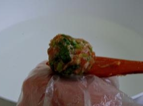 用手挤圆肉丸