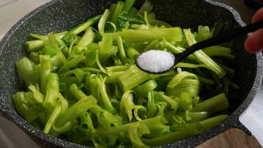 加盐，继续翻炒均匀