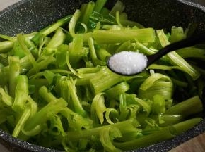 加盐，继续翻炒均匀