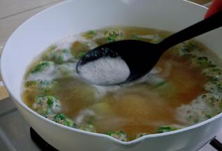 肉丸全部入锅中火煮四、五分钟，撇净浮沫