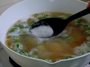 肉丸全部入锅中火煮四、五分钟，撇净浮沫