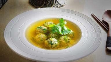 充满香菜香味的浓郁丸子汤出锅了