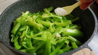 加入味精，关火拌匀