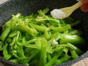加入味精，关火拌匀
