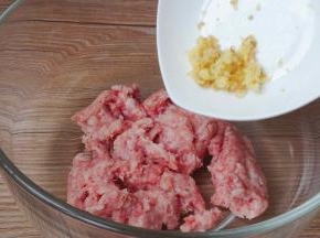 肉馅中加入，姜蓉