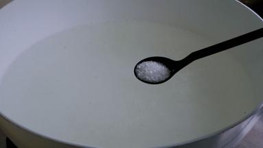 锅中水沸，加盐