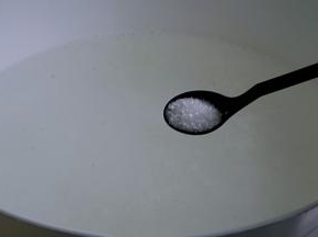 锅中水沸，加盐